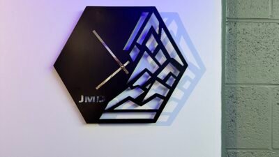 Horloge murale hexagonale en métal - JMD H01