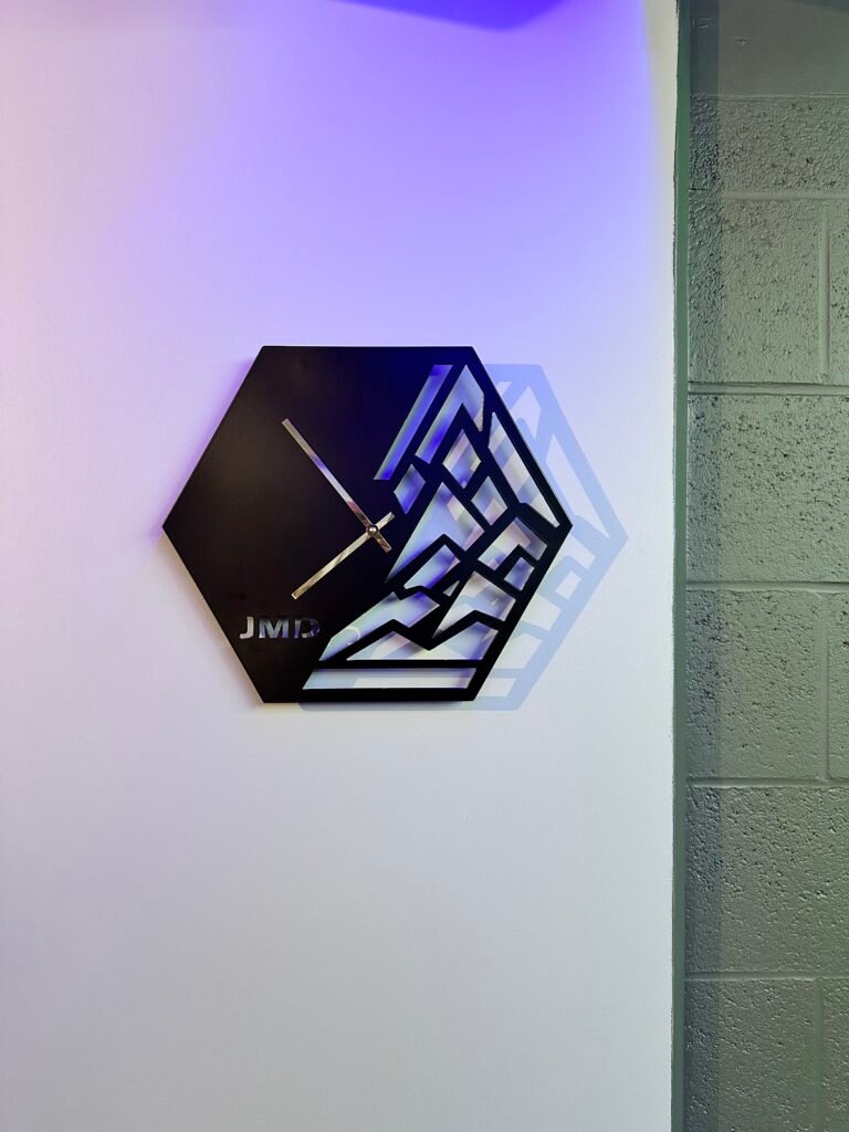 Horloge murale hexagonale en métal - JMD H01